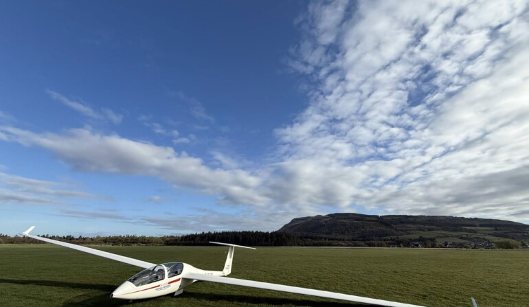 DG505 with the Bishop Hill (Simon Leeson)