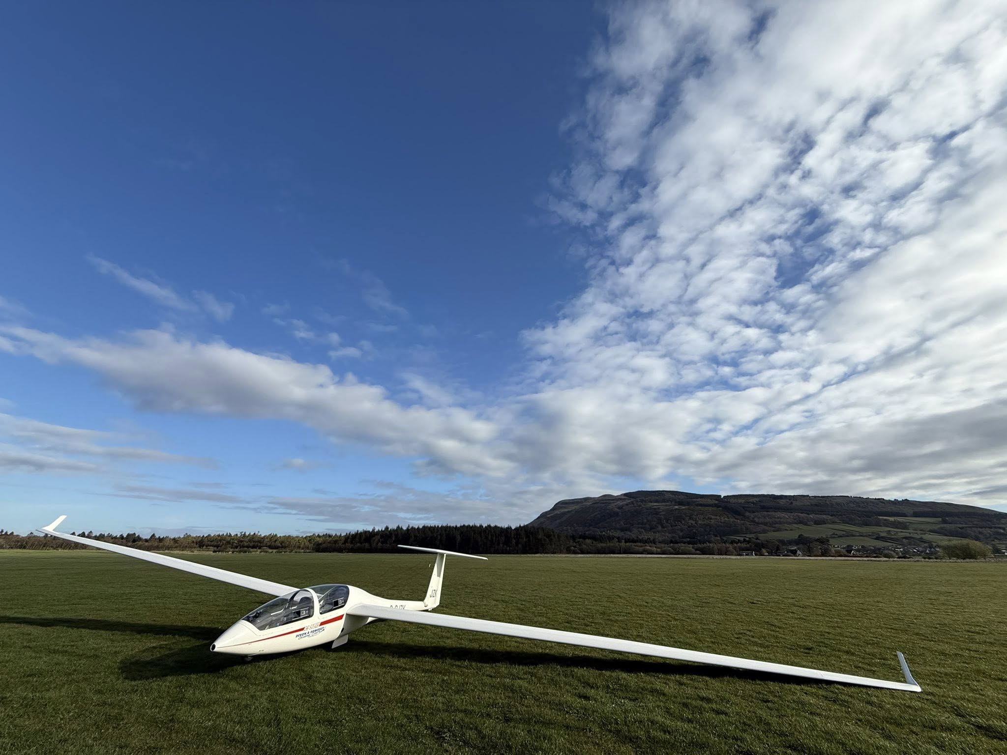 DG505 with the Bishop Hill (Simon Leeson)